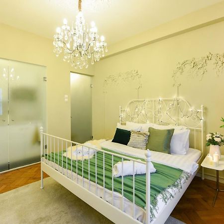 Cozy Studio Overlooking The Old Town Bucharest Luaran gambar